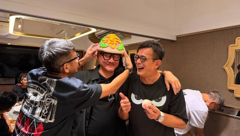 香港知名男星提前庆生!谭咏麟关礼杰等到场,退圈后仍人缘爆棚