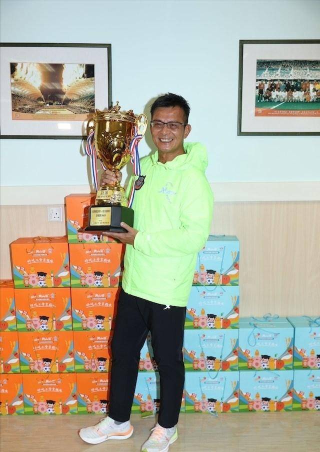 香港知名男星提前庆生!谭咏麟关礼杰等到场,退圈后仍人缘爆棚